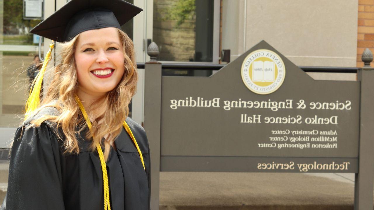 路易斯•蒙哥马利, 2019年新濠天地app毕业生, is pictured next to the Science 和 Engineering Building sign on campus in her graduation cap 和 gown.